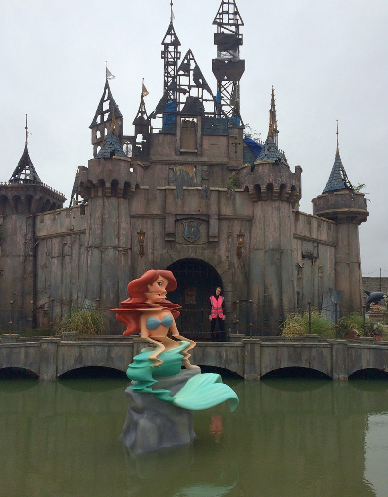 banksy-dismaland-disneyland-art